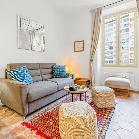 Ref 2038 - - Superb Fully Renovated One-bedroom Apartamento *