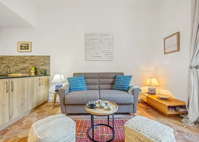 Ref 2038 - - Superb Fully Renovated One-bedroom Apartamento *