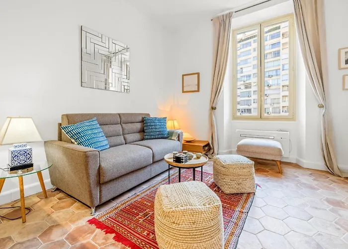 Ref 2038 - - Superb Fully Renovated One-bedroom Apartamento *