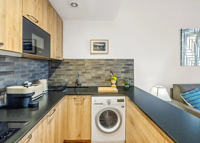 Apartamento Ref 2038 - - Superb Fully Renovated One-bedroom