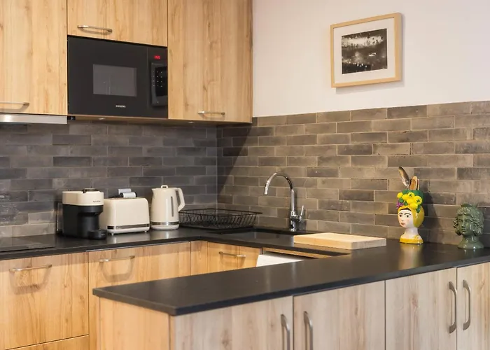 Apartamento Ref 2038 - - Superb Fully Renovated One-bedroom *