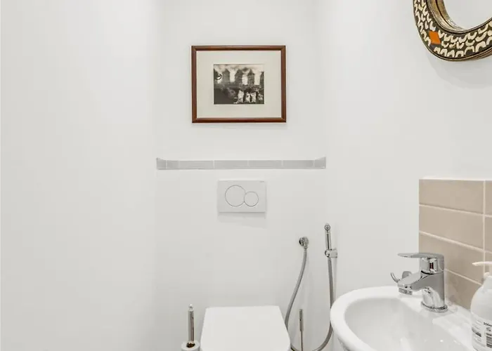 Apartamento Ref 2038 - - Superb Fully Renovated One-bedroom