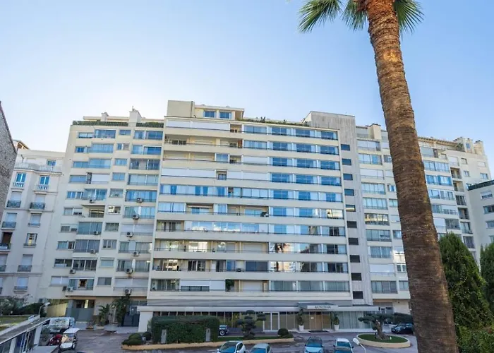 Apartamento Ref 2038 - - Superb Fully Renovated One-bedroom *