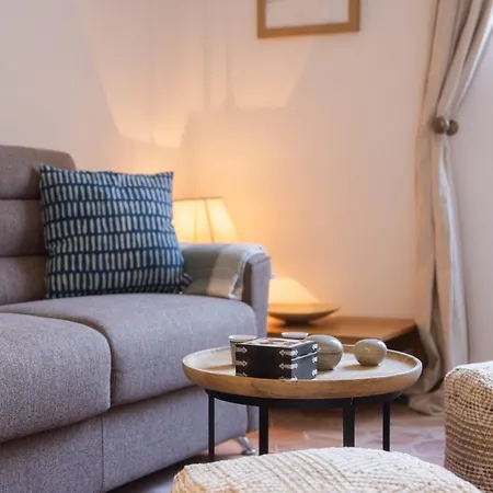 Ref 2038 - - Superb Fully Renovated One-bedroom Lägenhet *