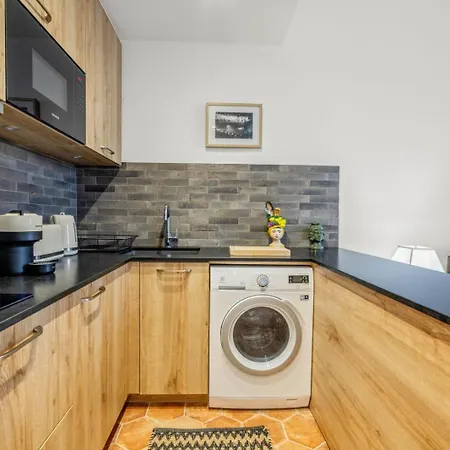 Apartmán Ref 2038 - - Superb Fully Renovated One-bedroom