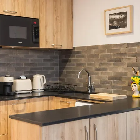 Apartmán Ref 2038 - - Superb Fully Renovated One-bedroom *