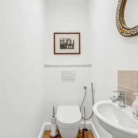 Apartmán Ref 2038 - - Superb Fully Renovated One-bedroom