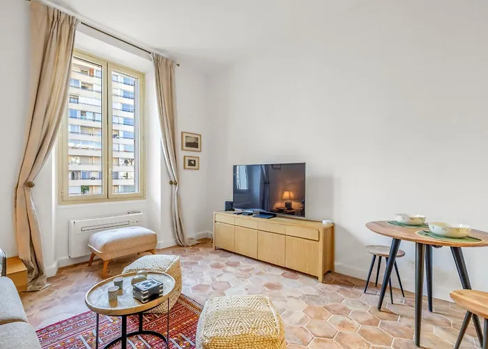 Lägenhet Ref 2038 - - Superb Fully Renovated One-bedroom