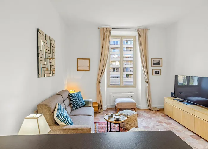 Ref 2038 - - Superb Fully Renovated One-bedroom Канны