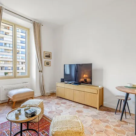 Appartement Ref 2038 - - Superb Fully Renovated One-bedroom