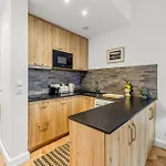Апартаменты Ref 2038 - - Superb Fully Renovated One-bedroom