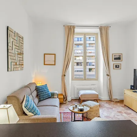 Ref 2038 - - Superb Fully Renovated One-bedroom Канны